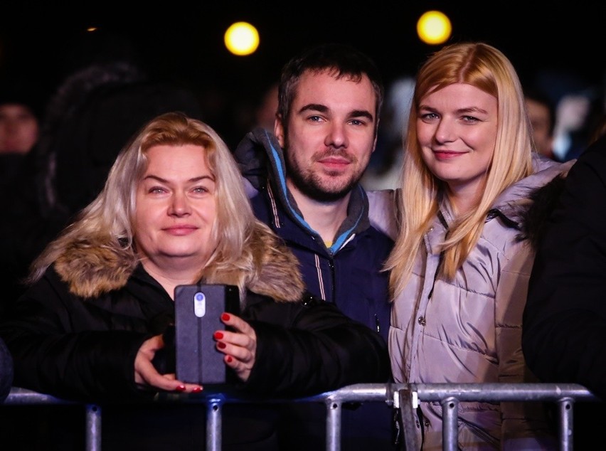 Roztańczony tłum witał Nowy, 2018 Rok na Jasnych Błoniach....