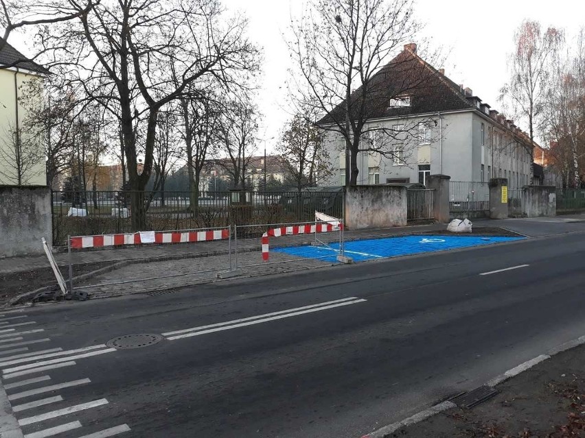 Miejsca parkingowe dla osób niepełnosprawnych są wymalowane...