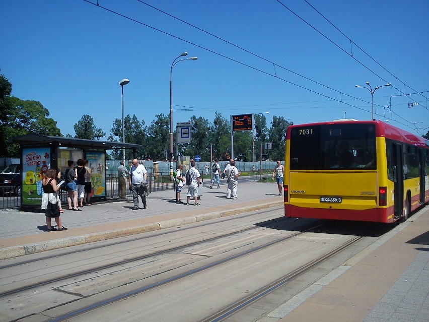 Tramwaje wróciły na mosty Warszawskie. Ulga dla pasażerów, bo komunikacja zastępcza to była kpina!