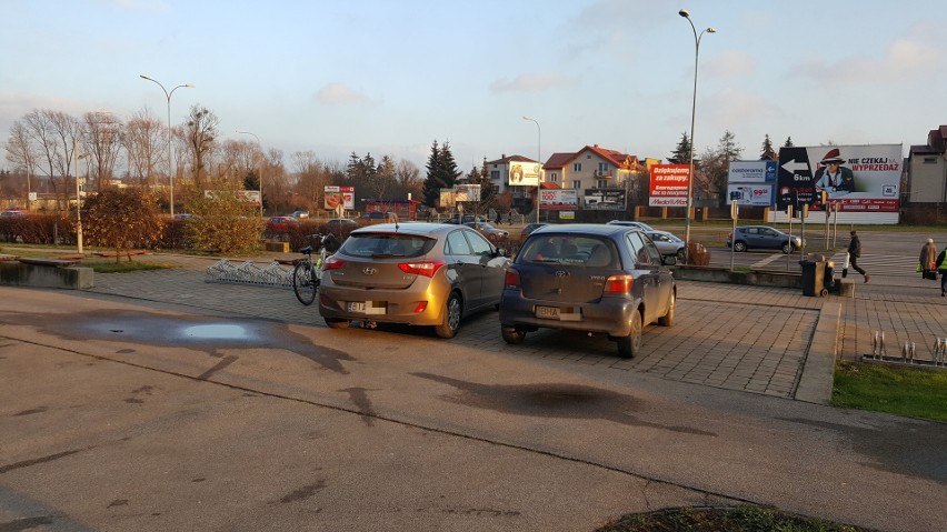 Parkowanie na chama przed centrum handlowym. Internauta: Szał zakupów świątecznych