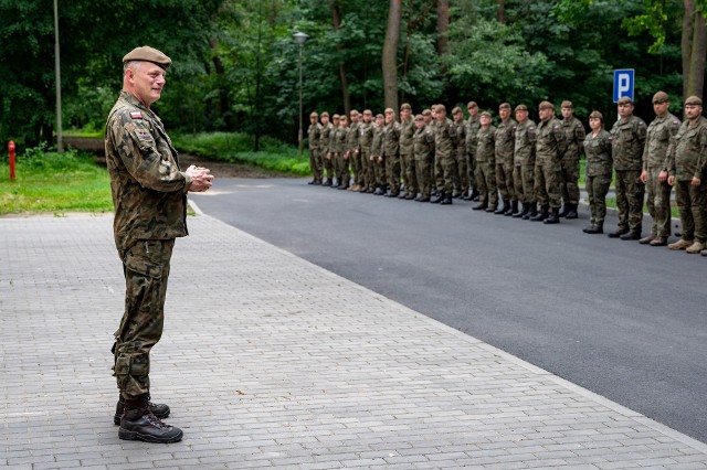 Ppłk Marcin Markiewicz przed frontem 91. batalionu lekkiej piechoty 9 ŁBOT