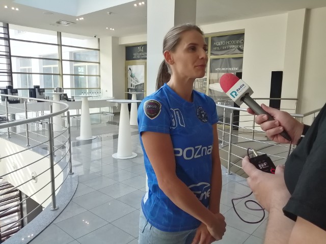 Bogna Sobiech udziela wywiadu Radiu Poznań na środowej konferencji prasowej w hotelu Moderno w Poznaniu