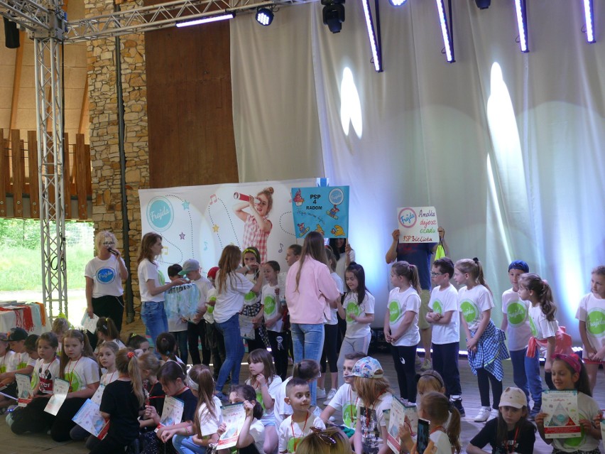 Frajda w radomskim Skansenie. Odbył się Wielki Pokaz Tańca na Dzień Dziecka. Na scenie kilkaset dzieci z Radomia i powiatu