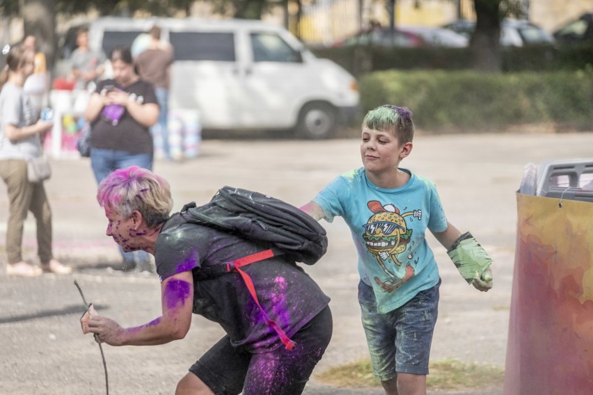 Holi Festiwal Kolorów odbywał się w sobotę, 17 sierpnia,...