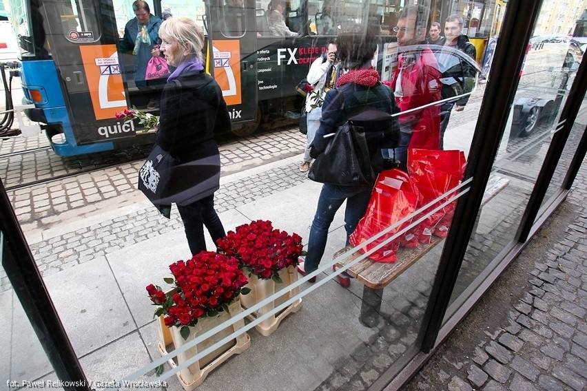 Rozdawali wrocławianom książki i róże w tramwaju (ZDJĘCIA)
