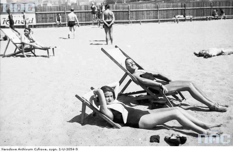 Plażowicze podczas wypoczynku na leżakach.