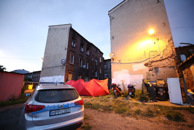 Chorzów. Tragiczny pożar na ulicy Cmentarnej. Jedna osoba nie żyje, jedna została ciężko ranna.Zobacz kolejne zdjęcia. Przesuwaj zdjęcia w prawo - naciśnij strzałkę lub przycisk NASTĘPNE