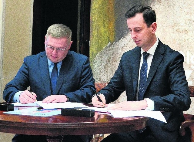 Prezes uzdrowiska Wojciech Legawiec (z lewej) oraz minister Władysław Kosiniak-Kamysz podpisali umowę o partnerstwie.