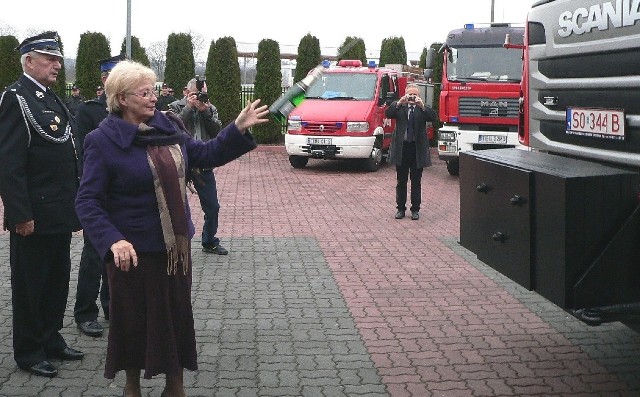 Wojewoda Bożentyna Pałka-Koruba z gracją rozbiła butelkę szampana o maskę samochodu, dokonując chrztu buskiego megacity.