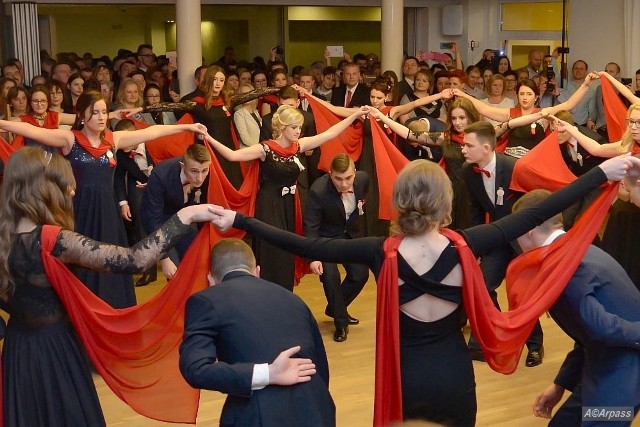 Studniówki 2017. Bal studniówkowy uczniów Zespołu Szkół numer 1 w Kozienicach.