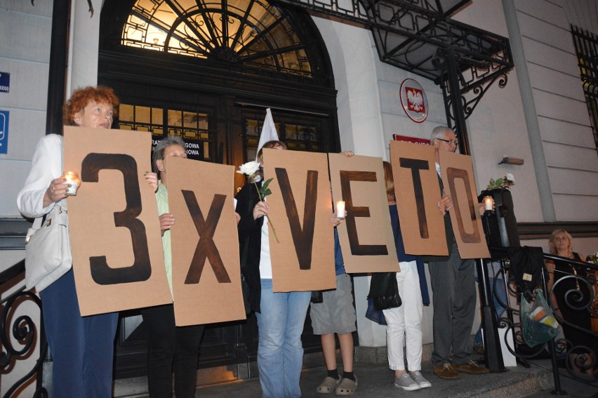 Tarnowianie tłumnie i głośno protestowali przed sądem