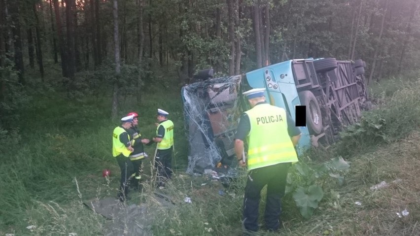 Wypadek w Romanowie. Autokar z dziećmi z Piekar wpadł do...