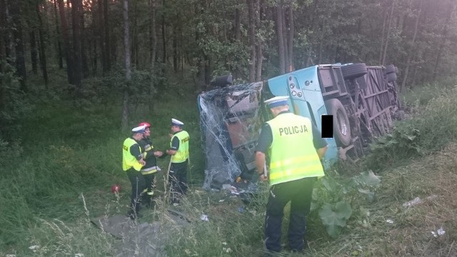 Wypadek w Romanowie. Autokar z dziećmi z Piekar wpadł do rowu