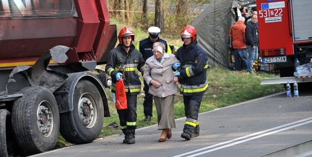 Kicko: Wypadek autokaru - ponad 30 osób przebywa w szpitalach w Stargardzie i Szczecinie