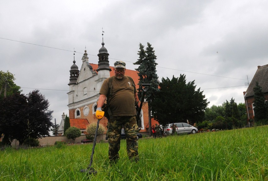 W Topolnie znaleźli monety, masową mogiłę i ślady osadnictwa z epoki brązu 