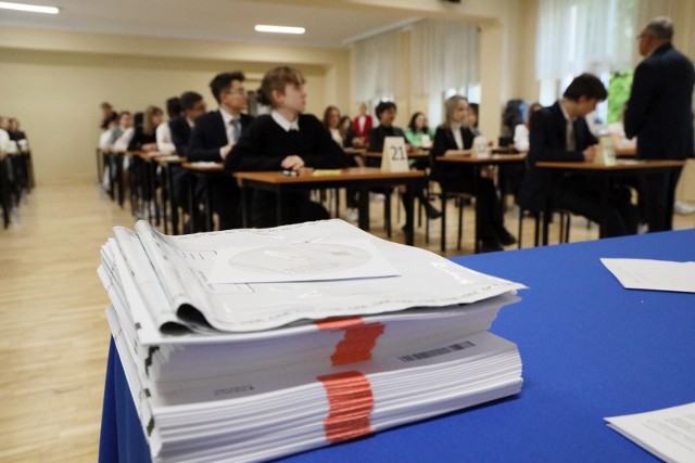 Matura rozszerzona z języka polskiego w formułach 2023 i 2015 rozpoczęła się 17 maja o godz. 9.00. Co pojawiło się na egzaminach?