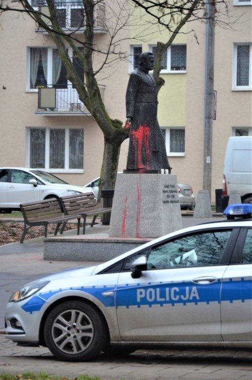 Pomnik ks. Henryka Jankowskiego w Gdańsku oblany farbą. Na...