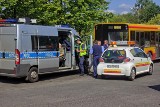 Wypadek na Przędzalnianej. Starszy mężczyzna wszedł pod nadjeżdżający autobus [ZDJĘCIA]