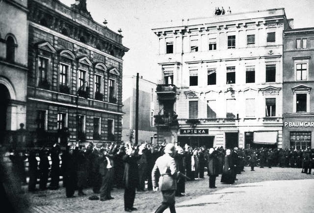 Egzekucja 9 września 1939 roku. W tle widać budynek Muzeum Miejskiego