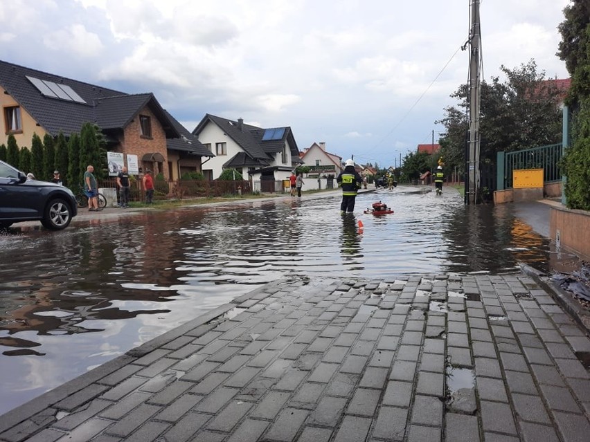 Burza nad Bytowem. Woda zalała kilka ulic w mieście