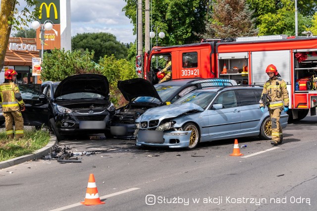 Do zderzenia trzech pojazdów osobowych doszło na ul. Sikorskiego w Kostrzynie nad Odrą.