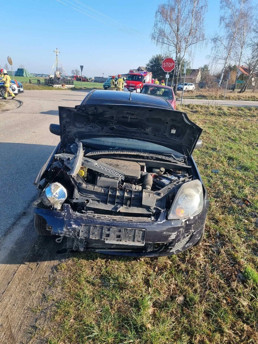 Wypadek w Rębiszach- Kolonii. Kierowca nie ustąpił pierwszeństwa przejazdu