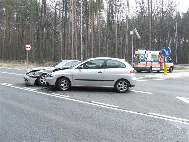 Mercedes zderzył się z seatem.