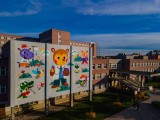 UDSK w Białymstoku ma nowy mural. Zamiast słoneczka – wesoły miś (zdjęcia)