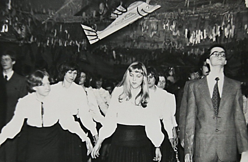 Rok 1978 . Hanna Zdanowska, prezydent Łodzi (z lewej) tańczy...