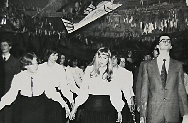 Rok 1978 . Hanna Zdanowska, prezydent Łodzi (z lewej) tańczy poloneza na studniówce w XXVI LO w Łodzi.
