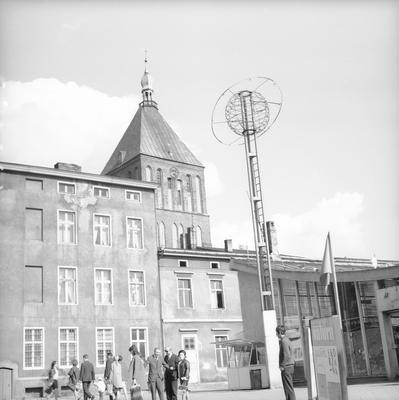 Ostatnie miesiące II wojny światowej. Na koszalińskim rynku ustawiono dzwony zdjęte z katedry. Te widoczne na fotografii zostały przetopione na potrzeby niemieckiej armii. 