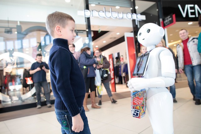 Humanoidalny robot Weegree one (można go spotkać w CH Karolinka) kwestuje w Opolu na rzecz Wielkiej Orkiestry Świątecznej Pomocy.