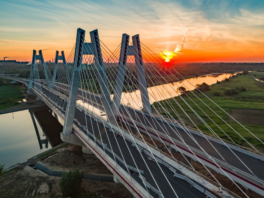 Zdjęcia nowego mostu dzięki uprzejmości Aerial Media....