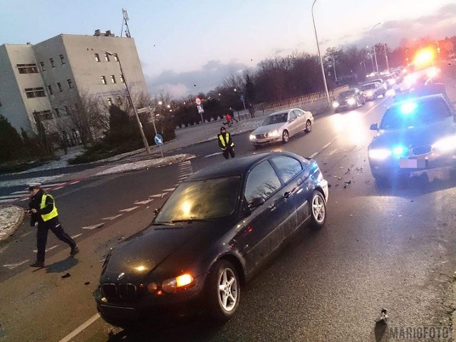 Do wypadku doszło w piątek o godz. 16.15. Kierująca seatem 52-letnia kobieta, wyjeżdżając z podporządkowanej ulicy, nie ustąpiła pierwszeństwa i zderzyła się z jadącym ulicą Sosnkowskiego samochodem marki BMW. W wyniku zdarzenia ranny został 26-letni kierowca BMW.