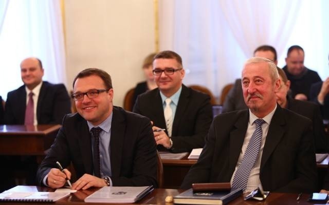 Karol Semik (z prawej) zostaje zastępcą prezydenta Radosława Witkowskiego. Zdjęcie zostało wykonane podczas obrad Rady Miejskiej.