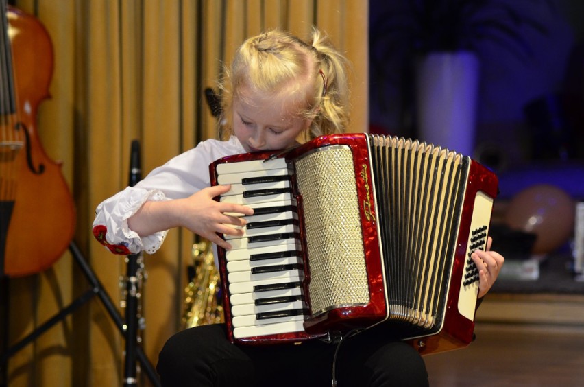 Festiwal Muzykujących Przedszkolaków w Oleśnie. Zobacz małych wirtuozów na scenie [zdjęcia]