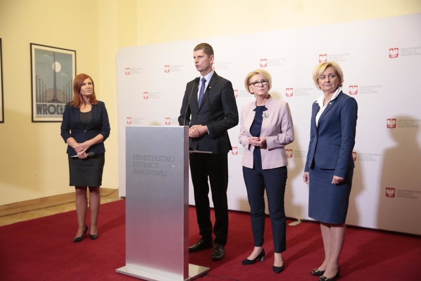 Prezydent Andrzej Duda powołał w piątek nowy rząd premiera...