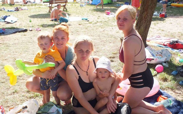 Na starachowickich Piachach panie z Ukrainy, od lewej: Ilia, Jula, Dana z dwojgiem dzieci, Dawidem i Sołomiją.