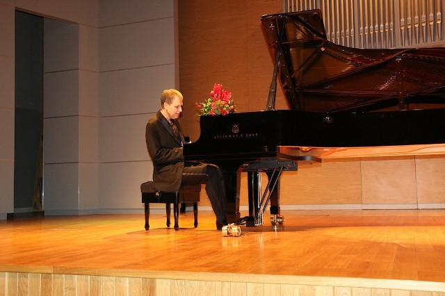 Kevin Kenner, uznawany za jednego z najlepszych pianistów na świecie, koncertował w Jarosławiu w ramach cyklu „Starosta Jarosławski zaprasza”.Koncert odbył się podczas Międzynarodowego Forum Pianistycznego „Bieszczady bez granic”.- O klasie tego wykonawcy świadczy fakt, że już za kilka dni będzie gwiazdą koncertu w Carnegie Hall w Nowym Jorku, poświęconego Ignacemu Janowi Paderewskiemu - twierdzi Konrad Sawiński ze Starostwa Powiatowego w Jarosławiu.Kevin Kenner uznawany jest za jednego z najlepszych pianistów amerykańskich ostatnich lat. Podczas jarosławskiego koncertu w sali Zespołu Szkół Muzycznych, zaprezentował utwory dwóch najsłynniejszych polskich muzyków Fryderyka Chopina  i Ignacego J. Paderewskiego.WIDEO: Michał Szpak w utworze „Don’t Poison Your Heart”