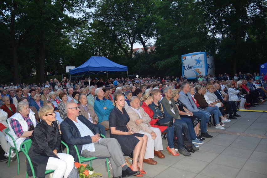 Stargard. Huczne otwarcie Teatru Letniego w parku Chrobrego. Stargardzianie dopisali 