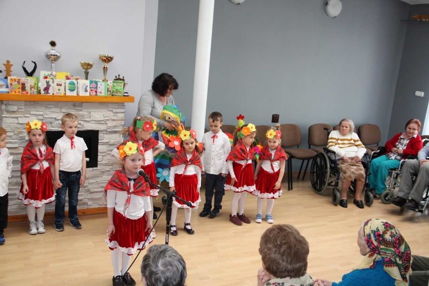 Wesoły dzień w Domu Pomocy Społecznej w Sandomierzu. Przedszkolaki odwiedziły seniorów i zaprosiły na spektakl 