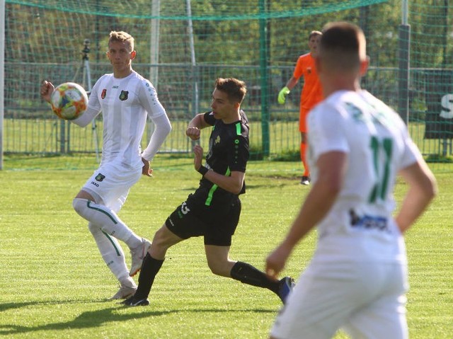 Kacper Jodłowski w ciemnym stroju, w barwach Górnika Łęczna (maj 2019 r.)