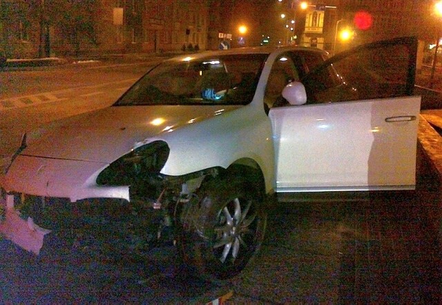 Kierowca rozbił auto na pl. Piłsudskiego w Opolu.