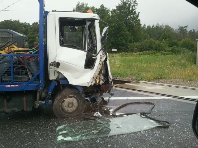 Dwie ciężarówki zderzyły się przed przejazdem w Sycewicach
