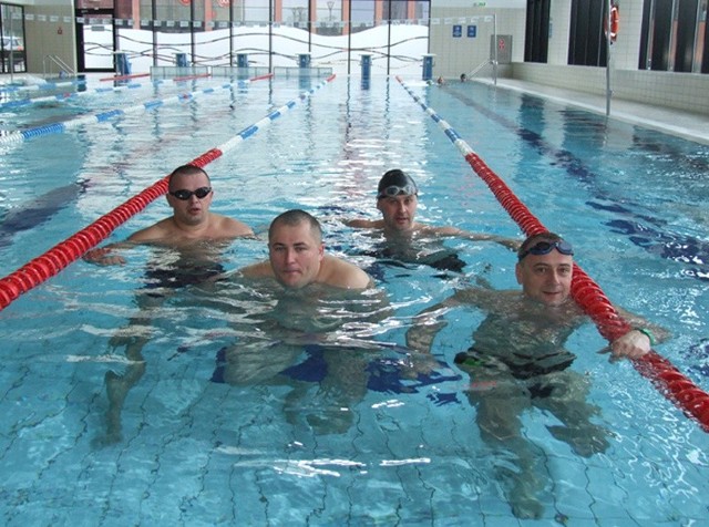 Drużyna policjantów wygrała zawody pływackie służb mundurowych. Od lewej: Paweł Górzyński, Dariusz Szewc, Grzegorz Alzak i Wojciech Madej.