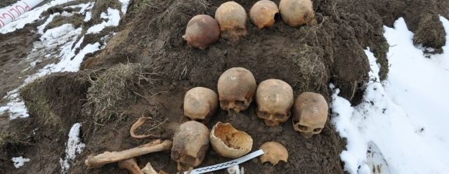 Czaszki i kości znajdowały się około metra pod ziemią