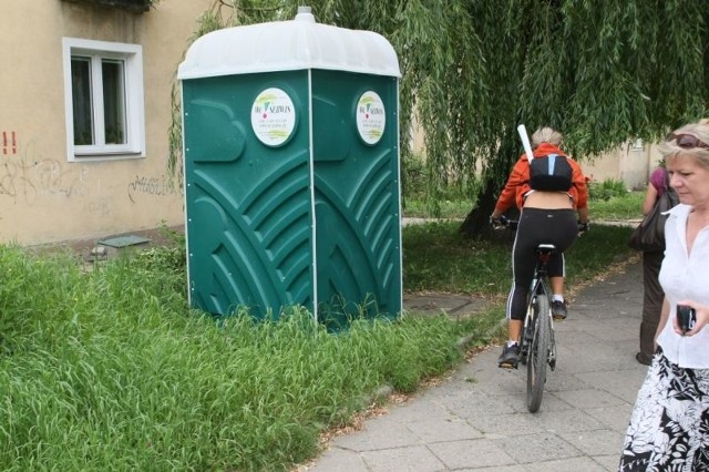 Budka toi-toi stoi tuż pod oknami mieszkańców bloku przy Zagórskiej 9. Codziennie mijają ja również tłumy przechodniów.