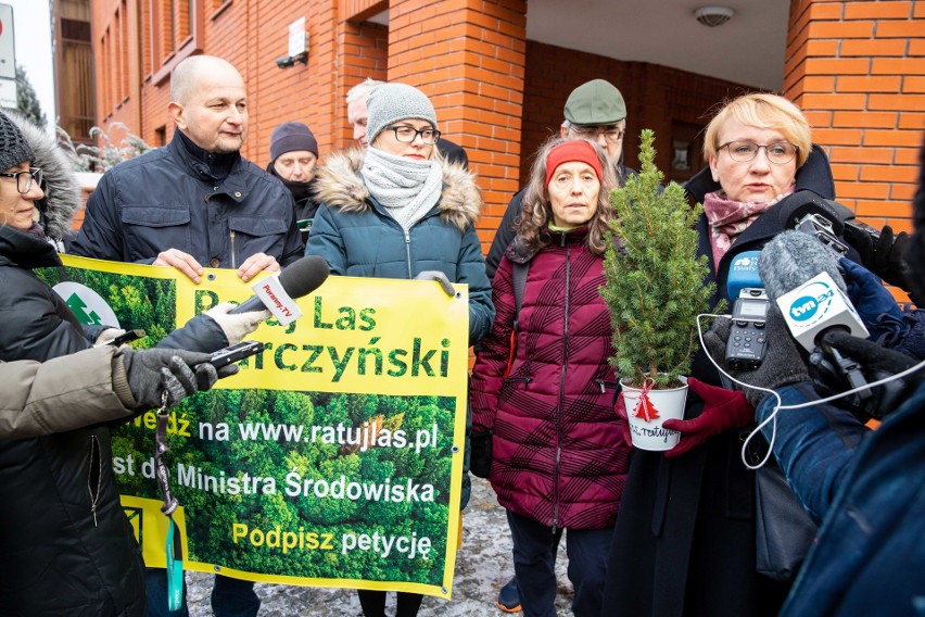 Mieszkańcy już dwukrotnie protestowali przed siedzibą...