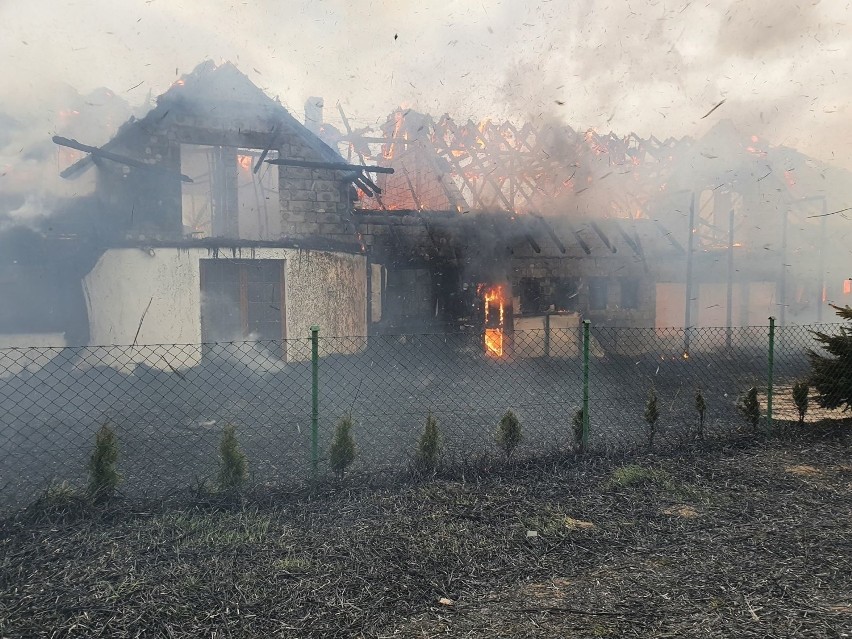 Pożar domu w Lisewie (gmina Krokowa) w czwartek 30.04.2020