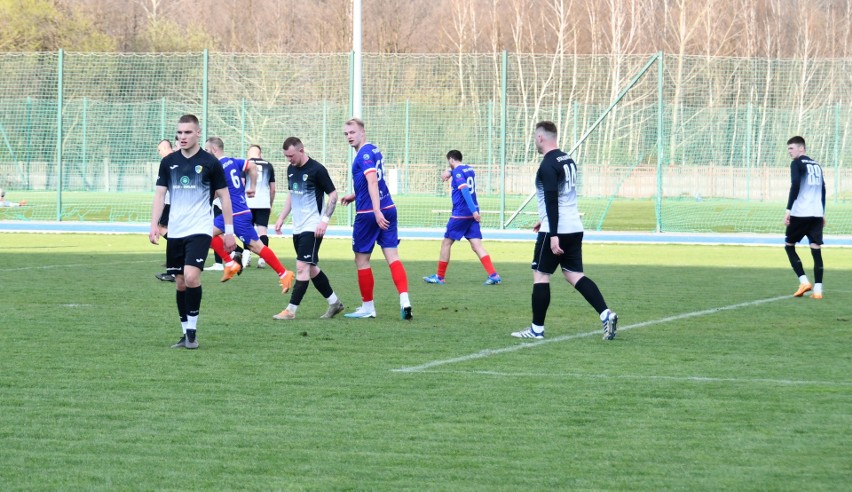 Hummel 4 Liga. Wysoka wygrana GKS Zio-Max Nowiny ze Stalą Kunów. W meczu padło aż 9 bramek. Zobaczcie zdjęcia z meczu i wideo